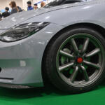 最新スポーツカーだって旧車のド定番ホイールを履きたい！　RSワタナベのエイトスポークはRZ34との相性も抜群だった【大阪オートメッセ2026】