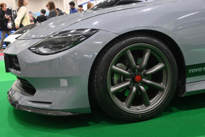 最新スポーツカーだって旧車のド定番ホイールを履きたい！　RSワタナベのエイトスポークはRZ34との相性も抜群だった【大阪オートメッセ2026】