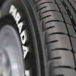 【画像】プロボックスも「パラダ」を履ける！　横浜ゴムブースに「パラダPA03」の新サイズ見参【大阪オートメッセ2026】 〜 画像1