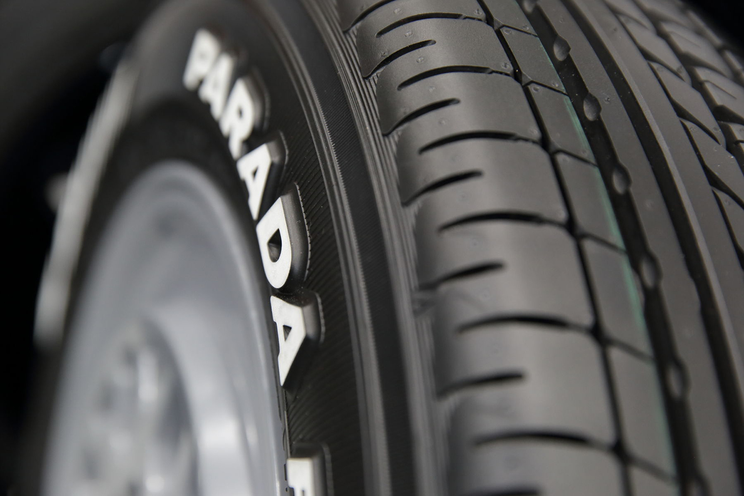 横浜ゴムブースに「パラダPA03」の新サイズ見参【大阪オートメッセ2026】 〜 画像1