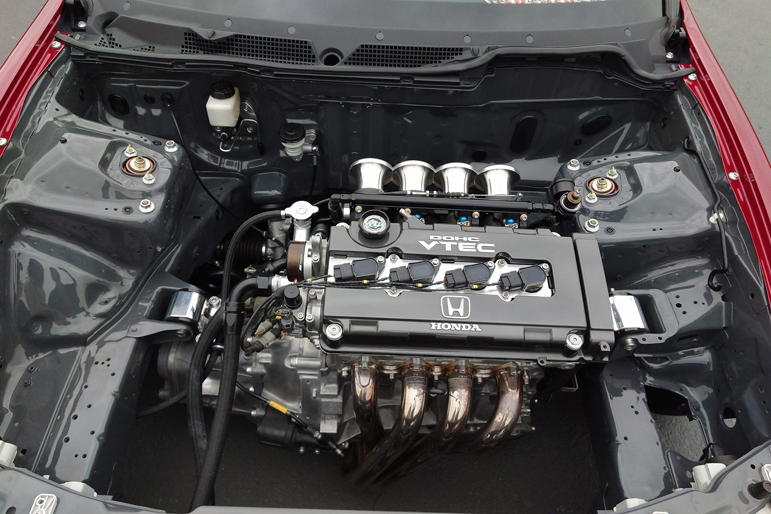 ワイヤータックをしたエンジンルームのイメージ