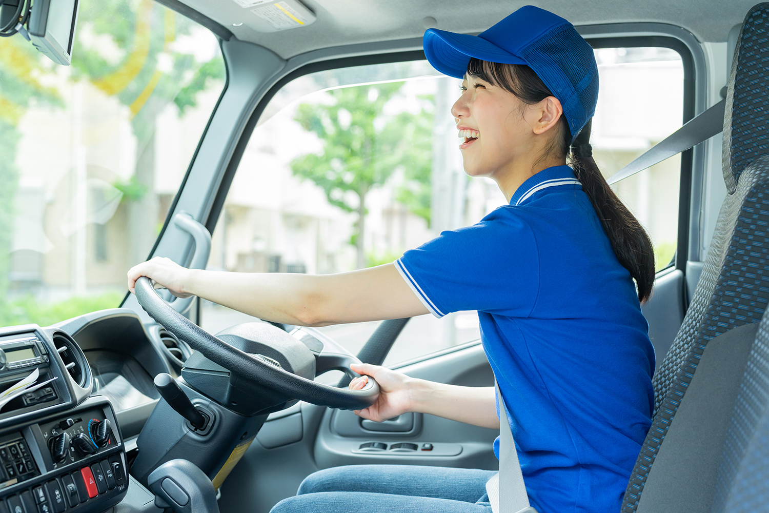 女性トラックドライバーのイメージ