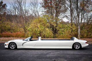 12人も乗れる狂気のダッジ・バイパー リムジン仕様の気になる中身