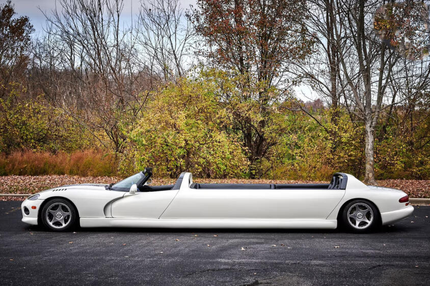 これAI画像じゃない？　違和感満点のダッジバイパーの「リムジン」レンタカーがヤバすぎる