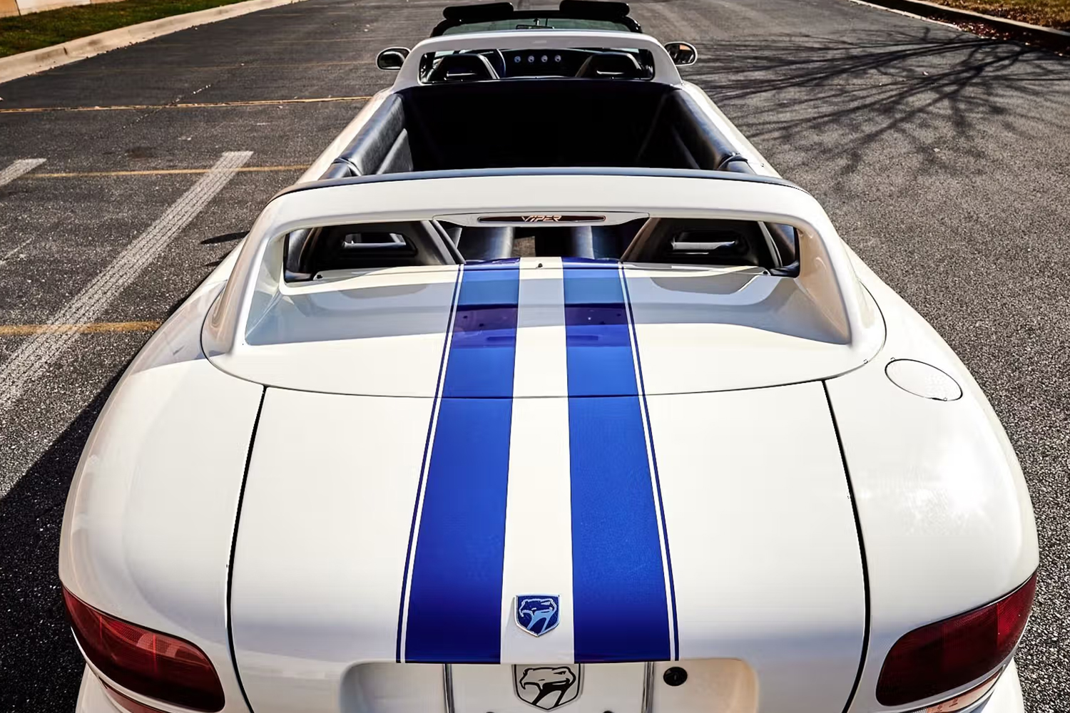 12人も乗れる狂気のダッジ・バイパー リムジン仕様の気になる中身 〜 画像1