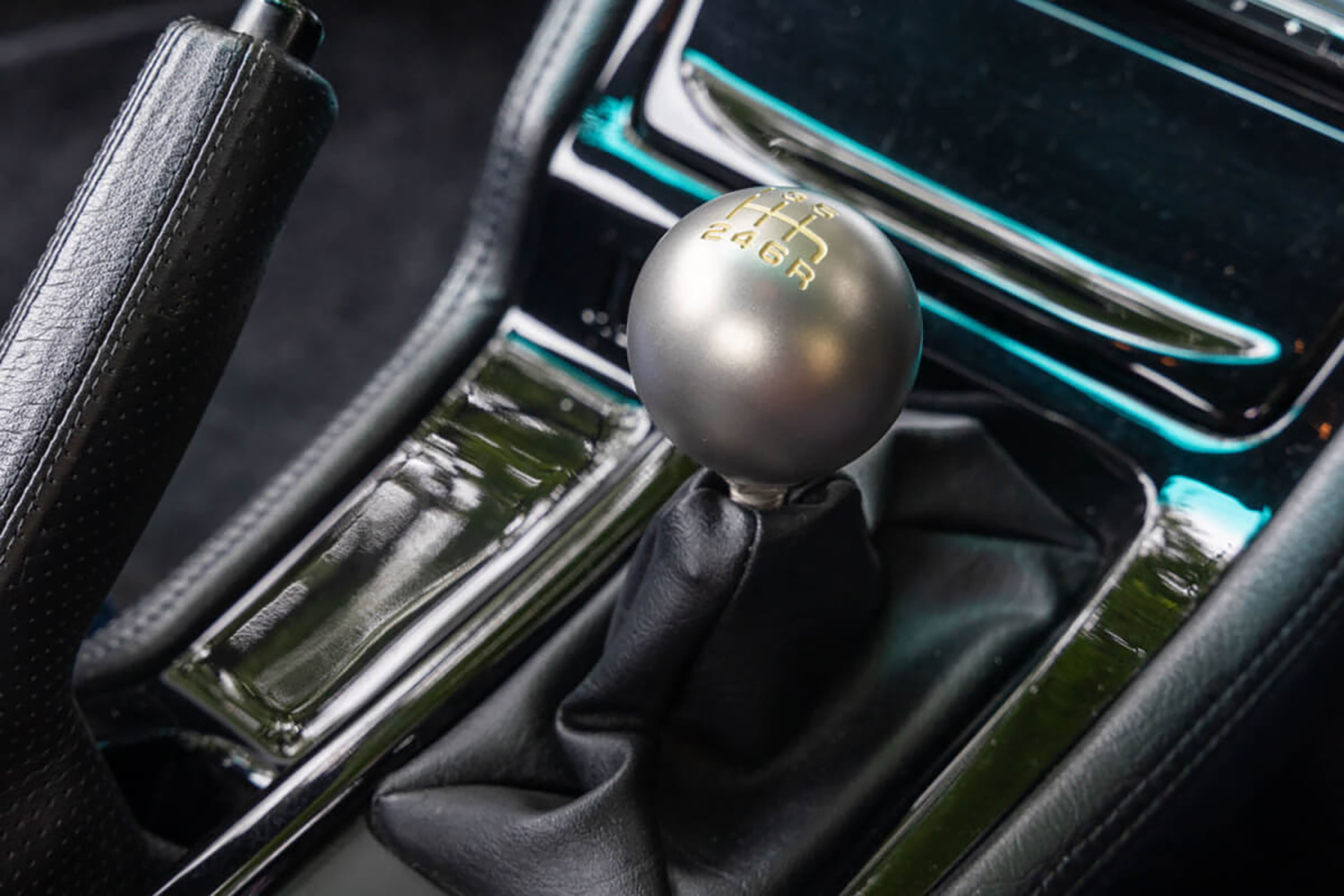 タイプRシリーズに採用されたチタン製シフトノブ