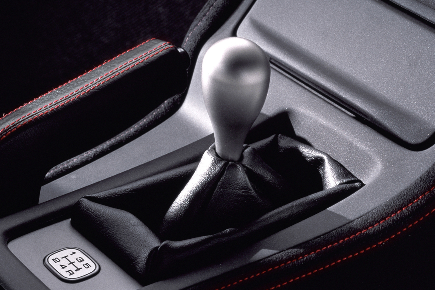 タイプRシリーズに採用されたチタン製シフトノブ