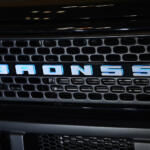 【画像】「ブロンコ」「ランクル」「ハイラックスチャンプ」に顔面整形……これぞジムニーの真骨頂！　ファンに刺さりまくる変身っぷりに脱帽【大阪オートメッセ2026】 〜 画像2