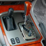 【画像】ガチの悪路走破性にセレブも乗りたい高級感をプラス！　ランクルが高級SUVの称号を手に入れた「100系」とは 〜 画像18