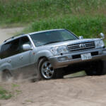 【画像】ガチの悪路走破性にセレブも乗りたい高級感をプラス！　ランクルが高級SUVの称号を手に入れた「100系」とは 〜 画像11