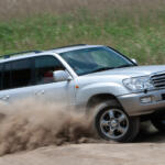 ガチの悪路走破性にセレブも乗りたい高級感をプラス！　ランクルが高級SUVの称号を手に入れた「100系」とは