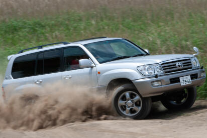 ガチの悪路走破性にセレブも乗りたい高級感をプラス！　ランクルが高級SUVの称号を手に入れた「100系」とは