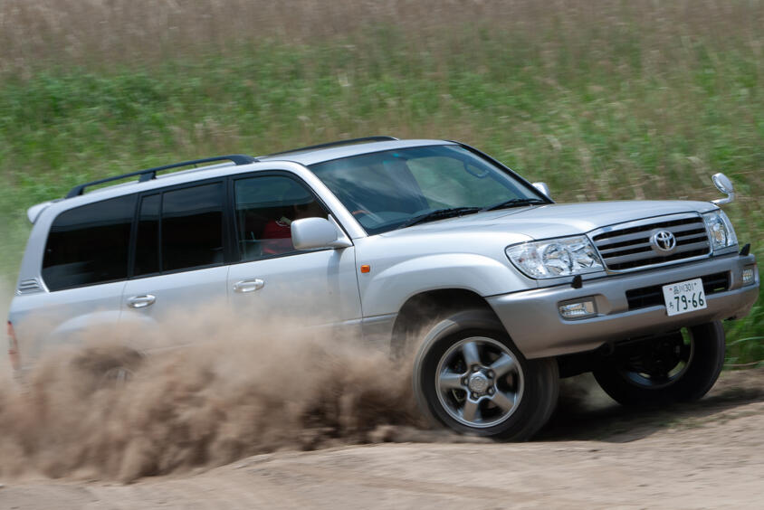 ガチの悪路走破性にセレブも乗りたい高級感をプラス！　ランクルが高級SUVの称号を手に入れた「100系」とは