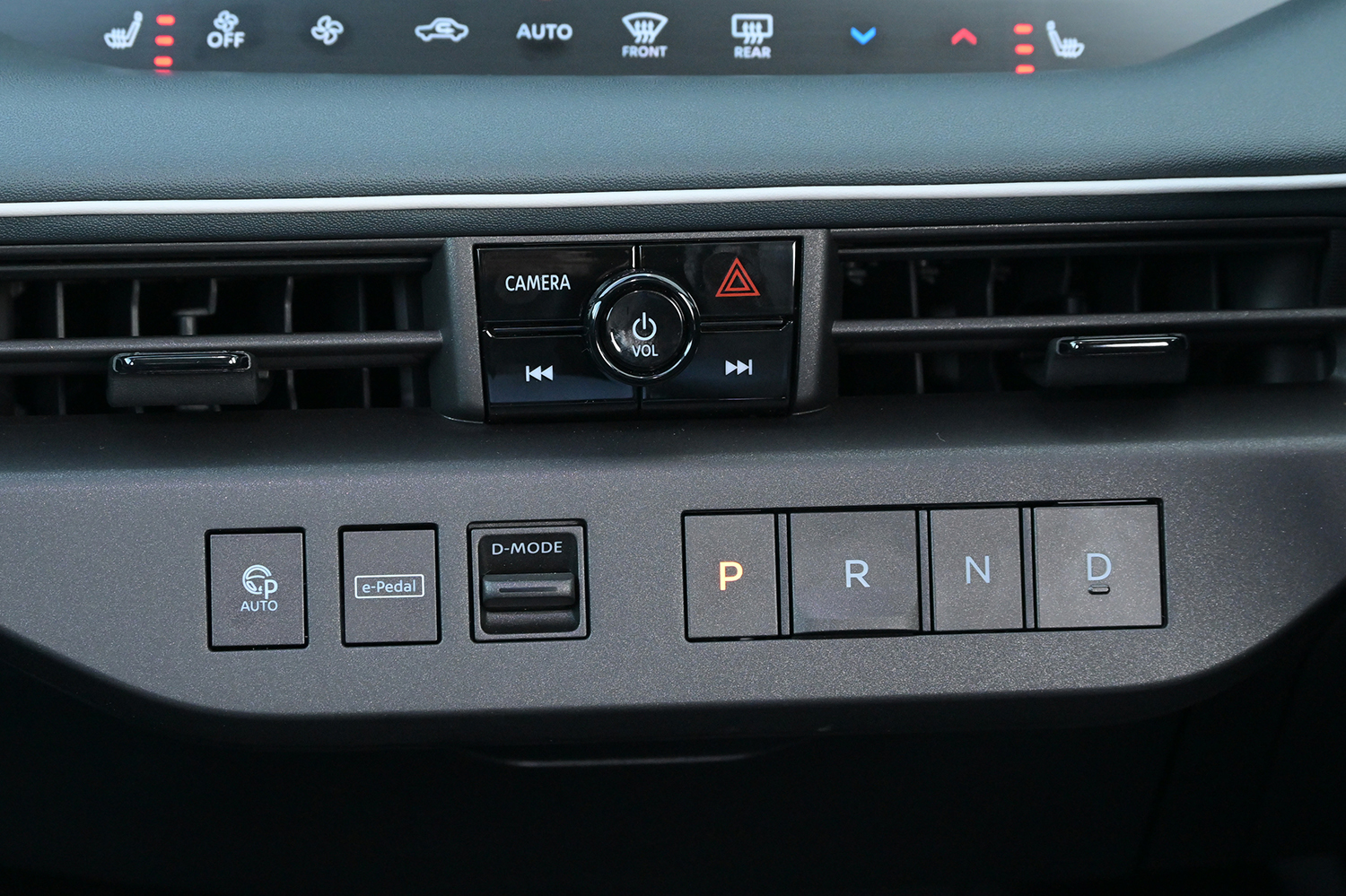 日産 新型リーフ（B7）のシフト操作パネル