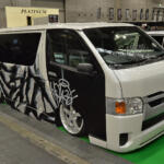 【画像】着地した姿はまるで箱！　フレームを切り貼りしてフルカスタムしたAMENDのハイエースは職人技が光る宝石箱だった【大阪オートメッセ2026】 〜 画像1