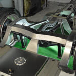 【画像】着地した姿はまるで箱！　フレームを切り貼りしてフルカスタムしたAMENDのハイエースは職人技が光る宝石箱だった【大阪オートメッセ2026】 〜 画像4