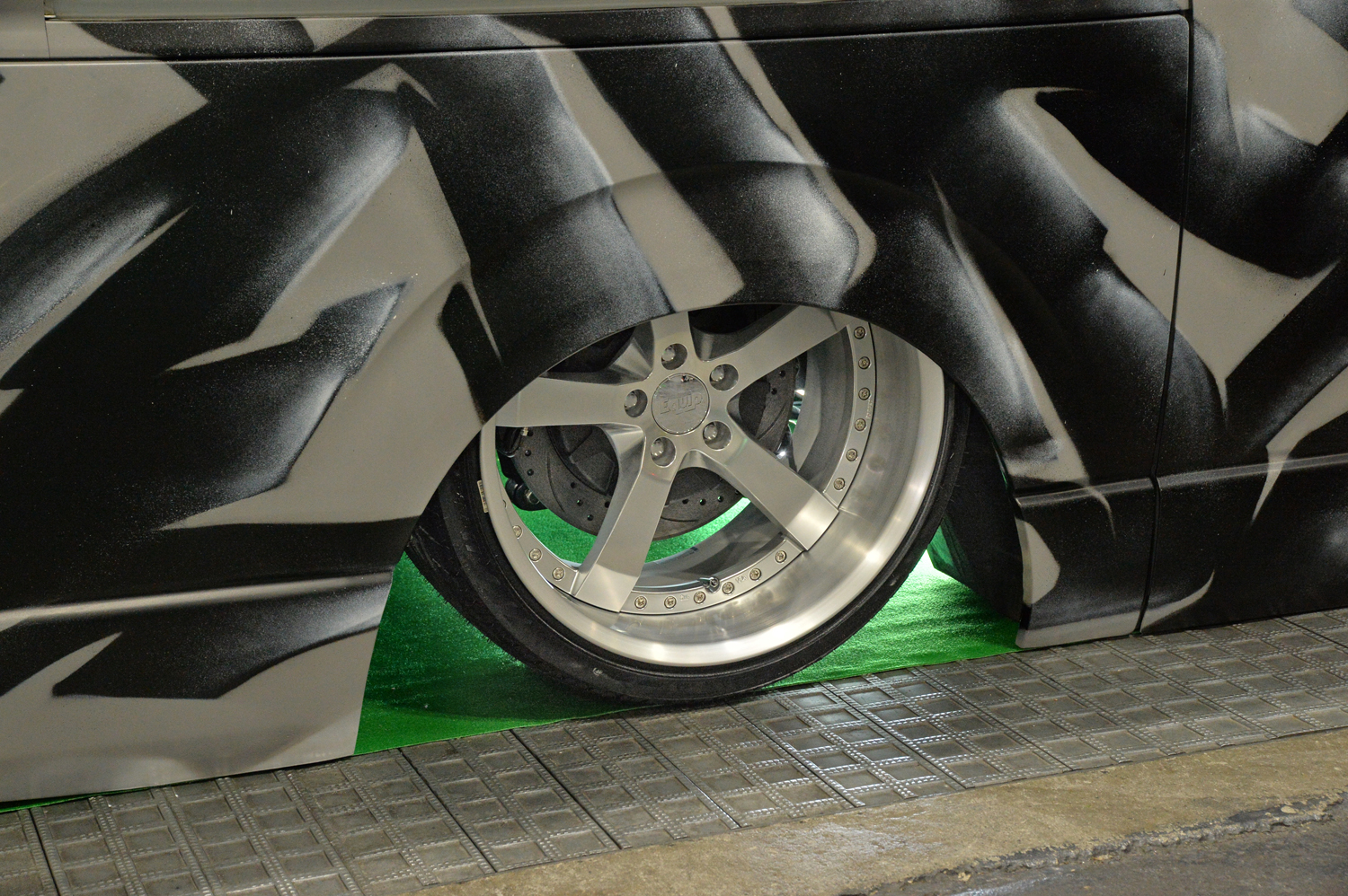 大阪オートメッセ2026に展示されていたAMENDのハイエース 〜 画像6