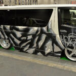 【画像】着地した姿はまるで箱！　フレームを切り貼りしてフルカスタムしたAMENDのハイエースは職人技が光る宝石箱だった【大阪オートメッセ2026】 〜 画像8