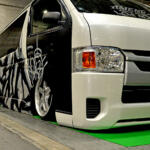 【画像】着地した姿はまるで箱！　フレームを切り貼りしてフルカスタムしたAMENDのハイエースは職人技が光る宝石箱だった【大阪オートメッセ2026】 〜 画像7