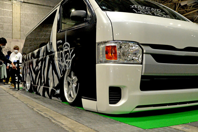 着地した姿はまるで箱！　フレームを切り貼りしてフルカスタムしたAMENDのハイエースは職人技が光る宝石箱だった【大阪オートメッセ2026】