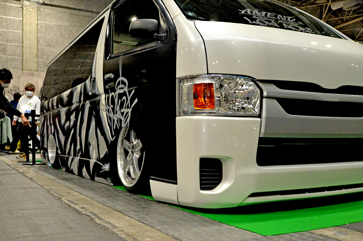 着地した姿はまるで箱！　フレームを切り貼りしてフルカスタムしたAMENDのハイエースは職人技が光る宝石箱だった【大阪オートメッセ2026】