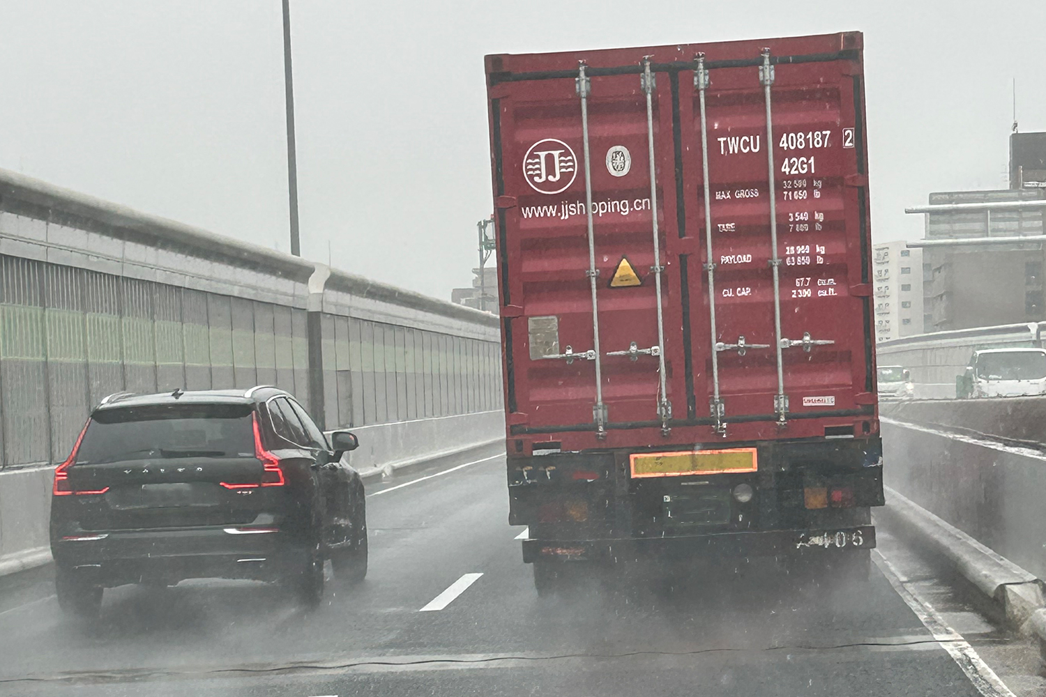 右側車線を走るトラックのイメージ