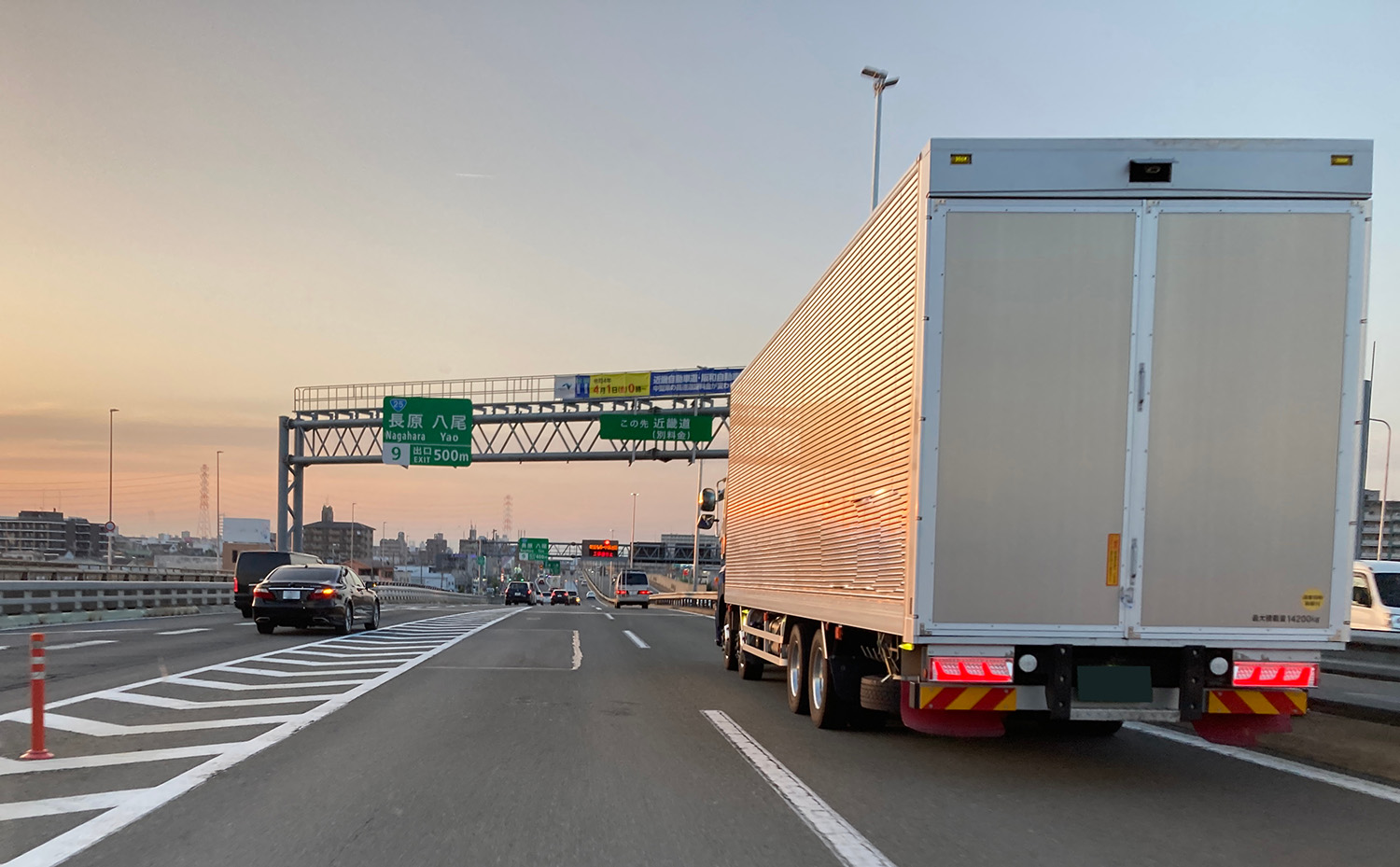 批判覚悟で右車線を走り続けるトラックドライバーたちのジレンマ 〜 画像1