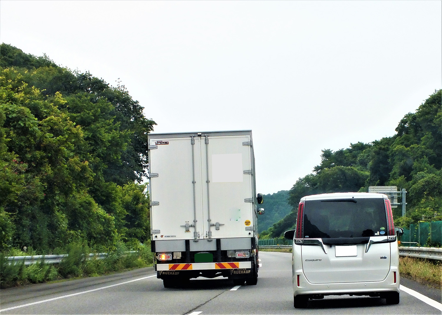 車線変更をするトラックのイメージ