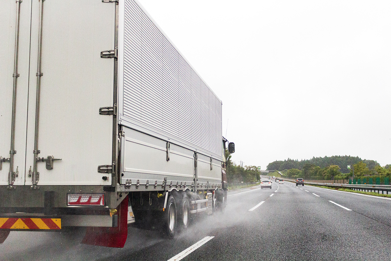 批判覚悟で右車線を走り続けるトラックドライバーたちのジレンマ 〜 画像2