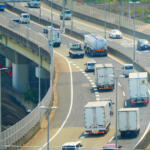 一般道でも高速でも「右車線を走るトラックが邪魔」の声はわかる……だが乗用車にいじわるされるトラックドライバーの声も聞いてくれ