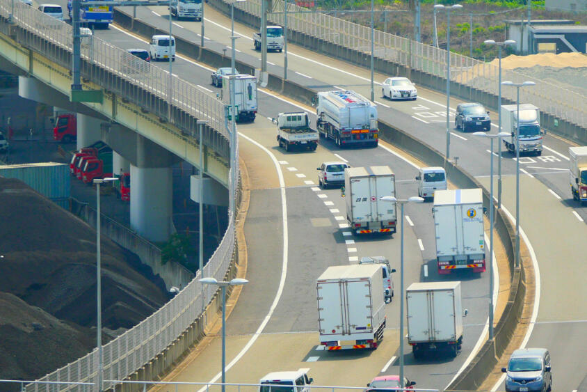 一般道でも高速でも「右車線を走るトラックが邪魔」の声はわかる……だが乗用車にいじわるされるトラックドライバーの声も聞いてくれ