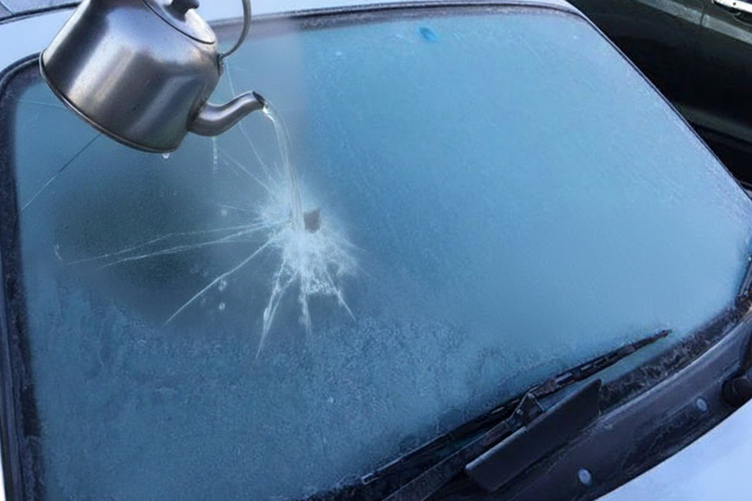 凍ったガラスにお湯をかけるイメージ