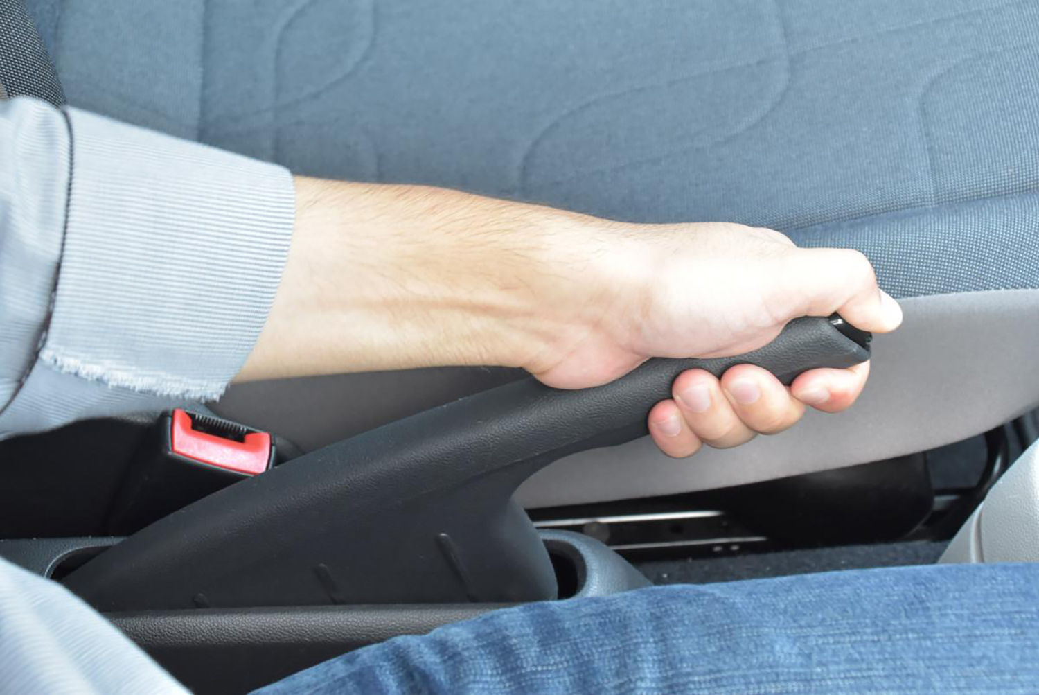 サイドブレーキを引くイメージ