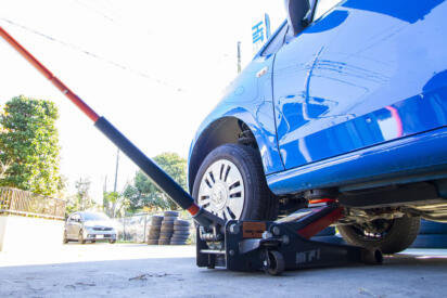 そこで作業はなしだろ！　そんな工具で交換する気？　クルマのDIYこれはダメだろなポイント３つ