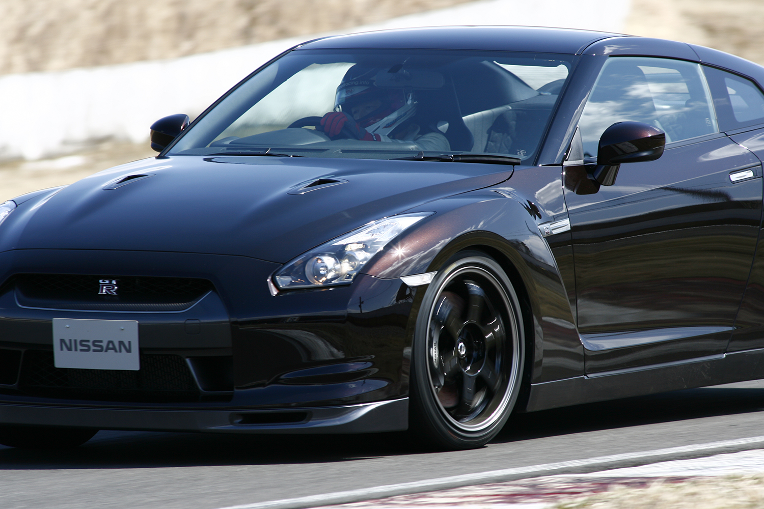 ブレーキだけで400万円以上する知る人ぞ知る超弩級モデル「R35GT-R スペックV」の狂気 〜 画像8