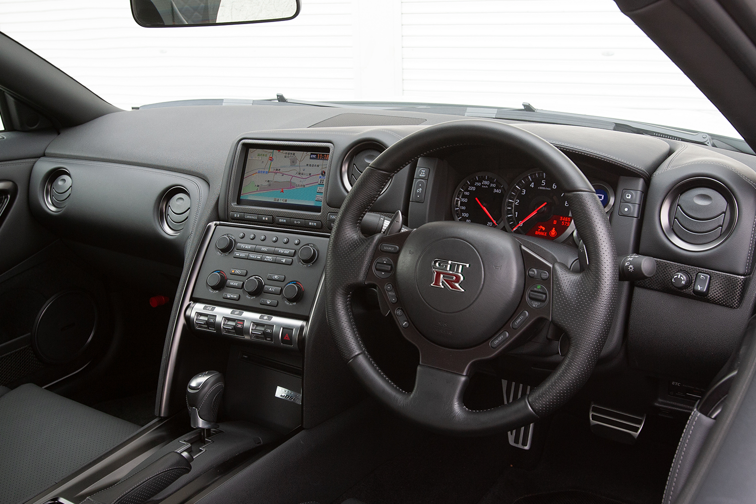 ブレーキだけで400万円以上する知る人ぞ知る超弩級モデル「R35GT-R スペックV」の狂気 〜 画像17