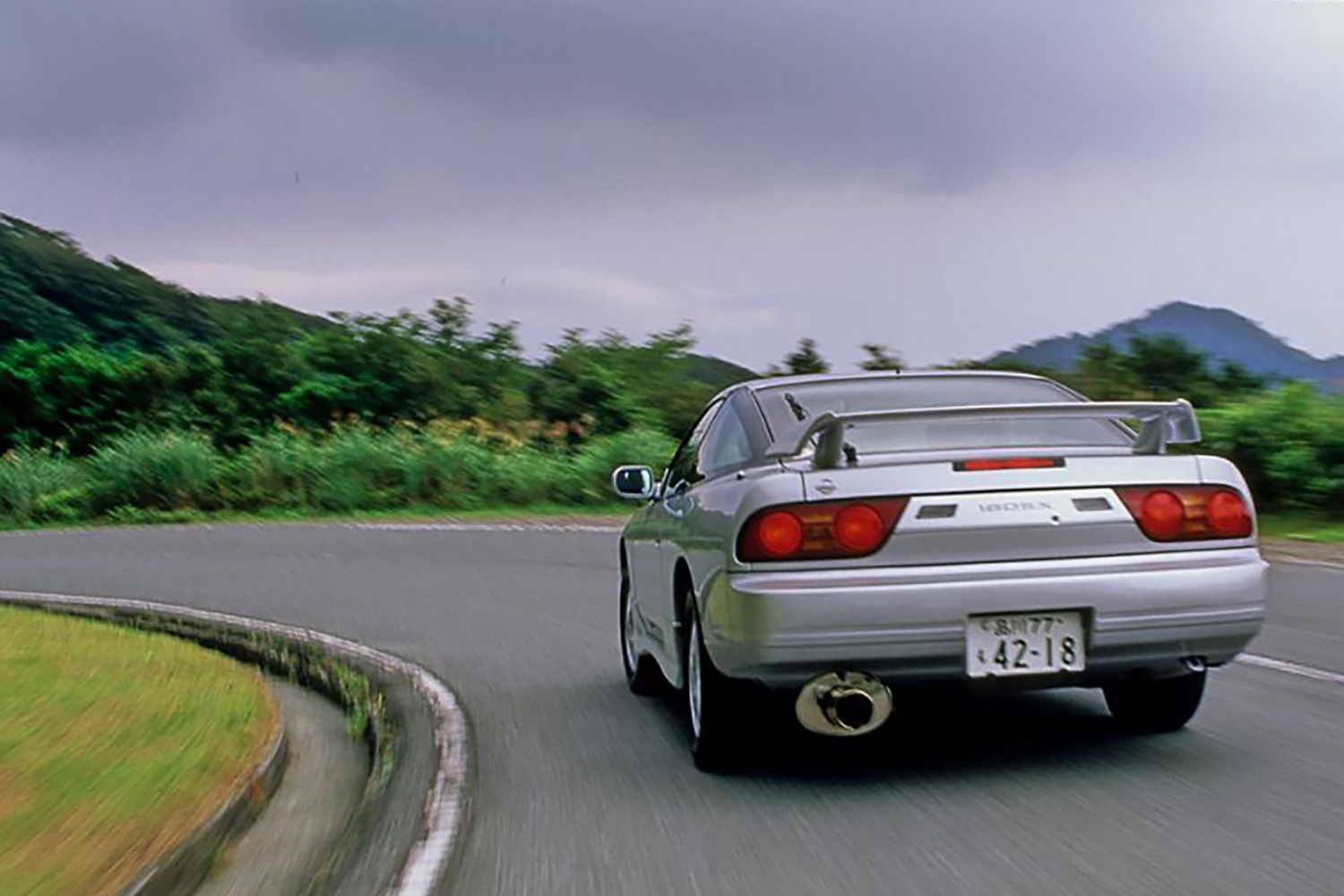 日産180SXのリヤ走行シーン