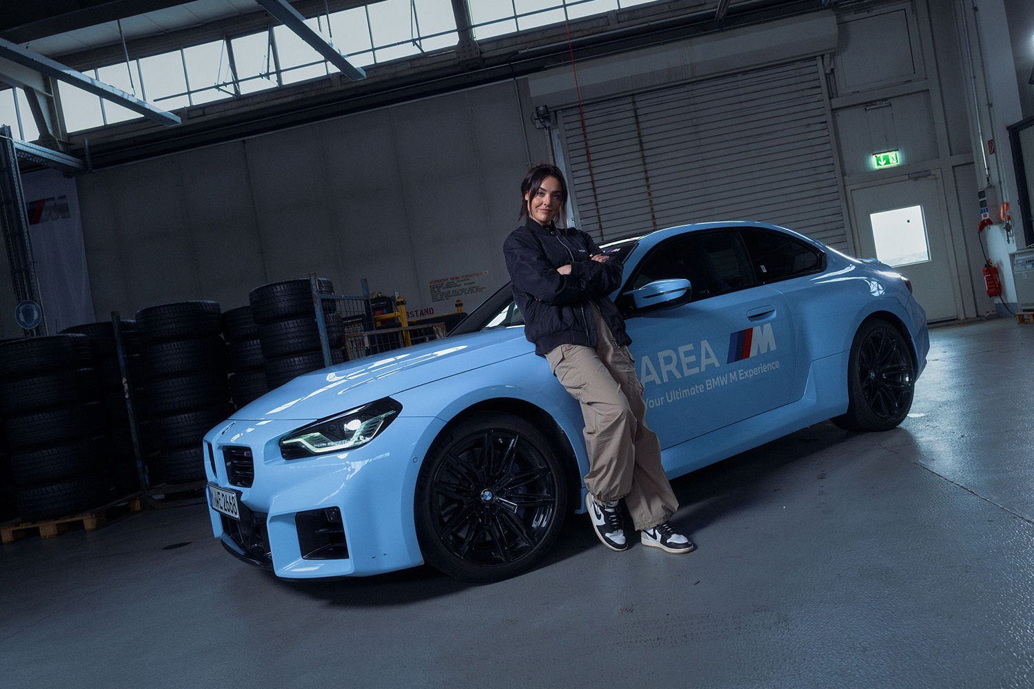 BMW M2と女性ドライバー