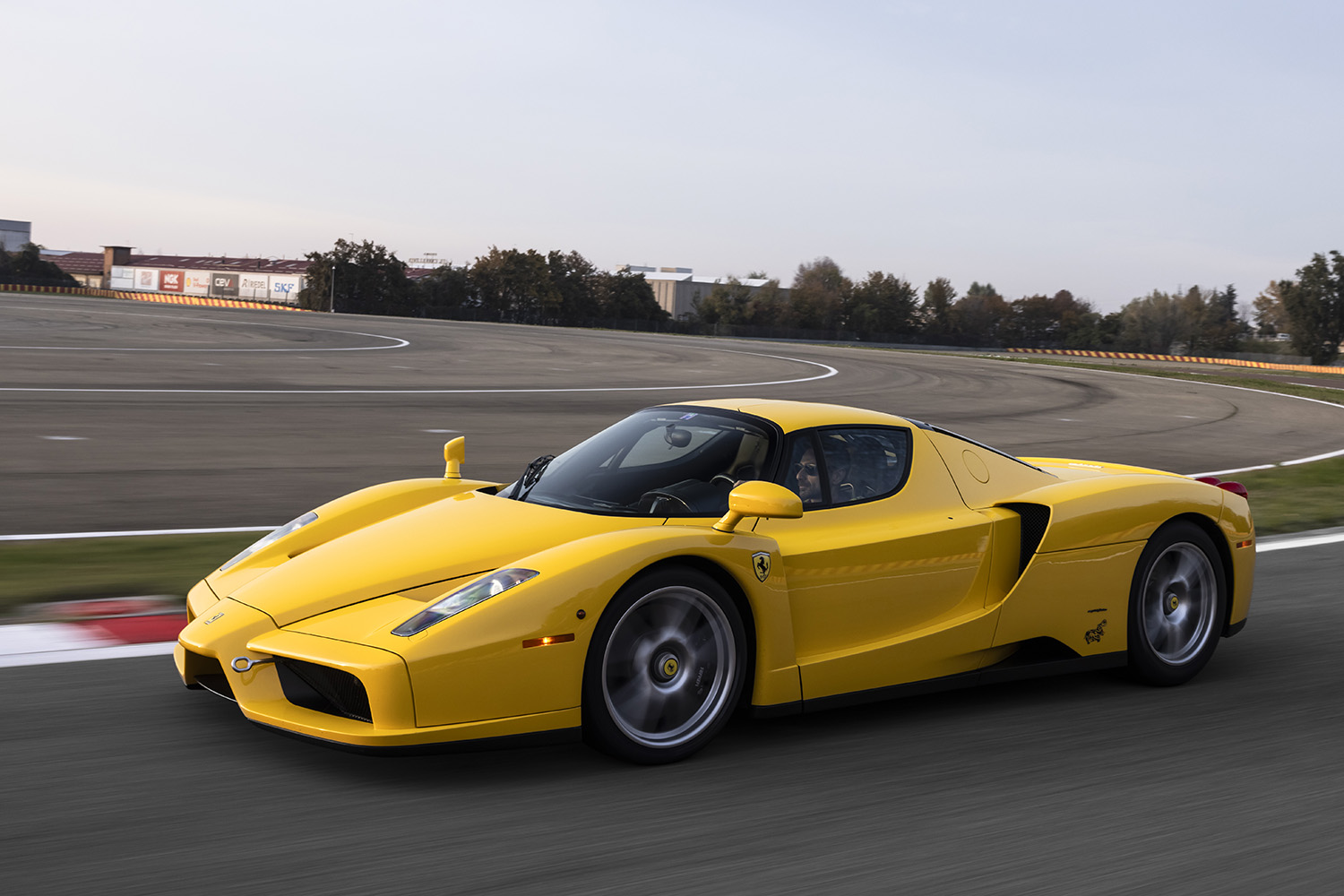 エンツォ・フェラーリの走行シーン