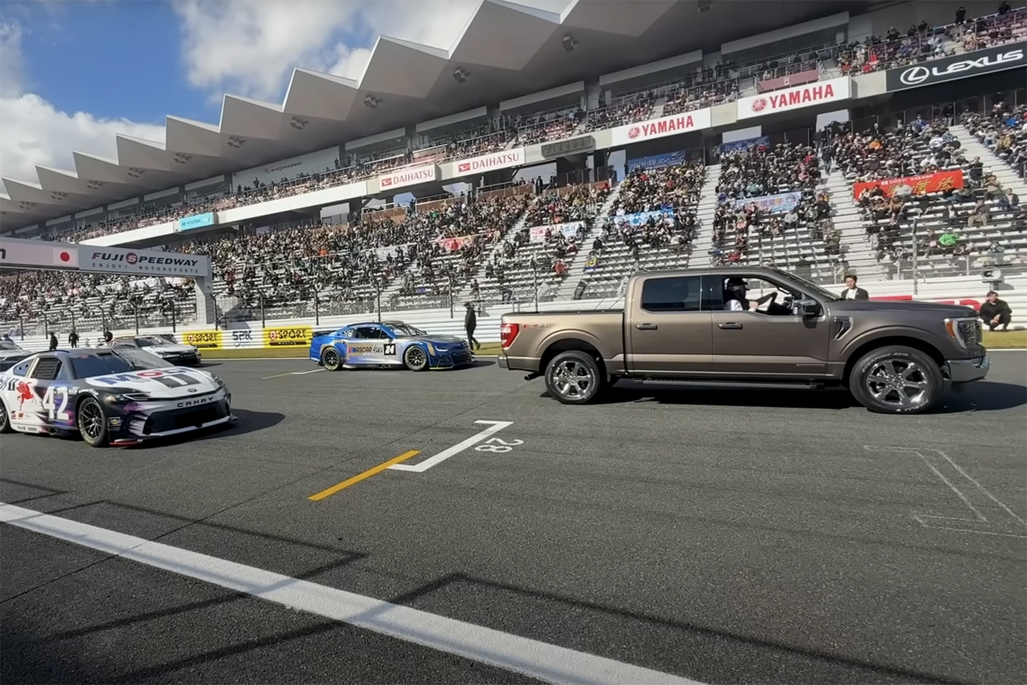 スーパー耐久シリーズででも走行したフォードF-150とNASCAR