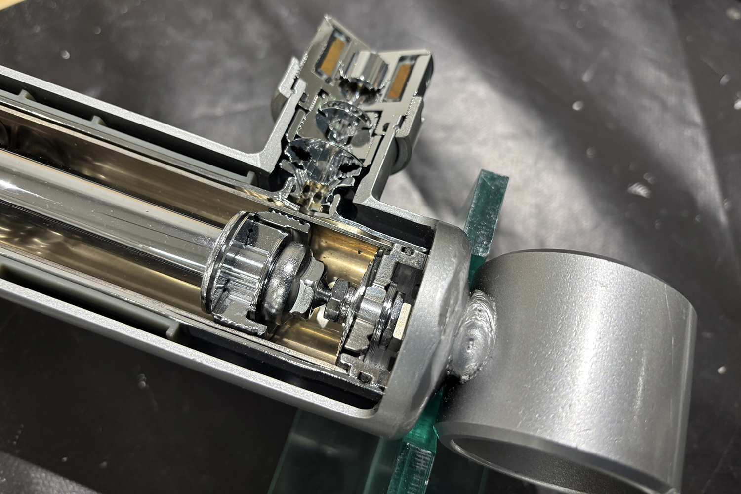 KYB「ActRide」のショックアブソーバーのカットモデル