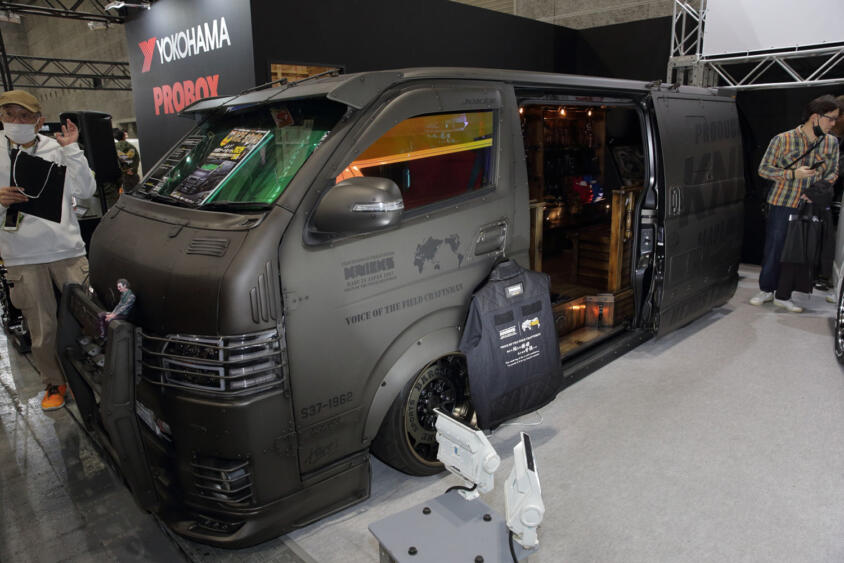 誌面に登場する10台のカスタムモデルを展示中！　ハイエース＆プロボックス最旬カスタム最前線【大阪オートメッセ2026】