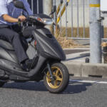 原付バイクが125ccになったけどユーザーにとっちゃ辛いことだらけ！　制限速度は変わらないのに値段は上がるし駐輪できないしで問題だらけ