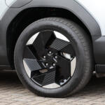 【画像】【試乗】しっとりなAWDと軽快な2WDの選択が悩ましい！　スズキ初のBEV「ｅビターラ」はEVを身近にしてくれる存在だった 〜 画像7