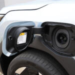 【画像】【試乗】しっとりなAWDと軽快な2WDの選択が悩ましい！　スズキ初のBEV「ｅビターラ」はEVを身近にしてくれる存在だった 〜 画像18