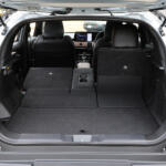 【画像】【試乗】しっとりなAWDと軽快な2WDの選択が悩ましい！　スズキ初のBEV「ｅビターラ」はEVを身近にしてくれる存在だった 〜 画像24