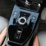 【画像】【試乗】しっとりなAWDと軽快な2WDの選択が悩ましい！　スズキ初のBEV「ｅビターラ」はEVを身近にしてくれる存在だった 〜 画像31