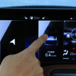 【画像】【試乗】しっとりなAWDと軽快な2WDの選択が悩ましい！　スズキ初のBEV「ｅビターラ」はEVを身近にしてくれる存在だった 〜 画像40