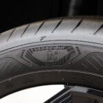 【画像】【試乗】しっとりなAWDと軽快な2WDの選択が悩ましい！　スズキ初のBEV「ｅビターラ」はEVを身近にしてくれる存在だった 〜 画像53