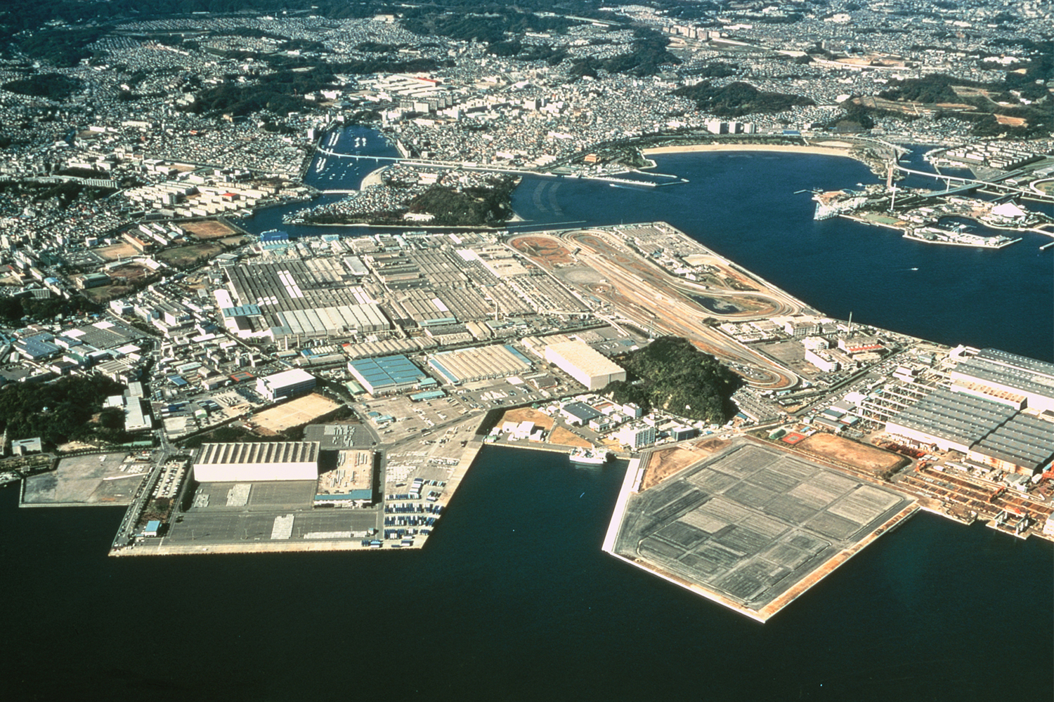 日産の追浜工場の空撮